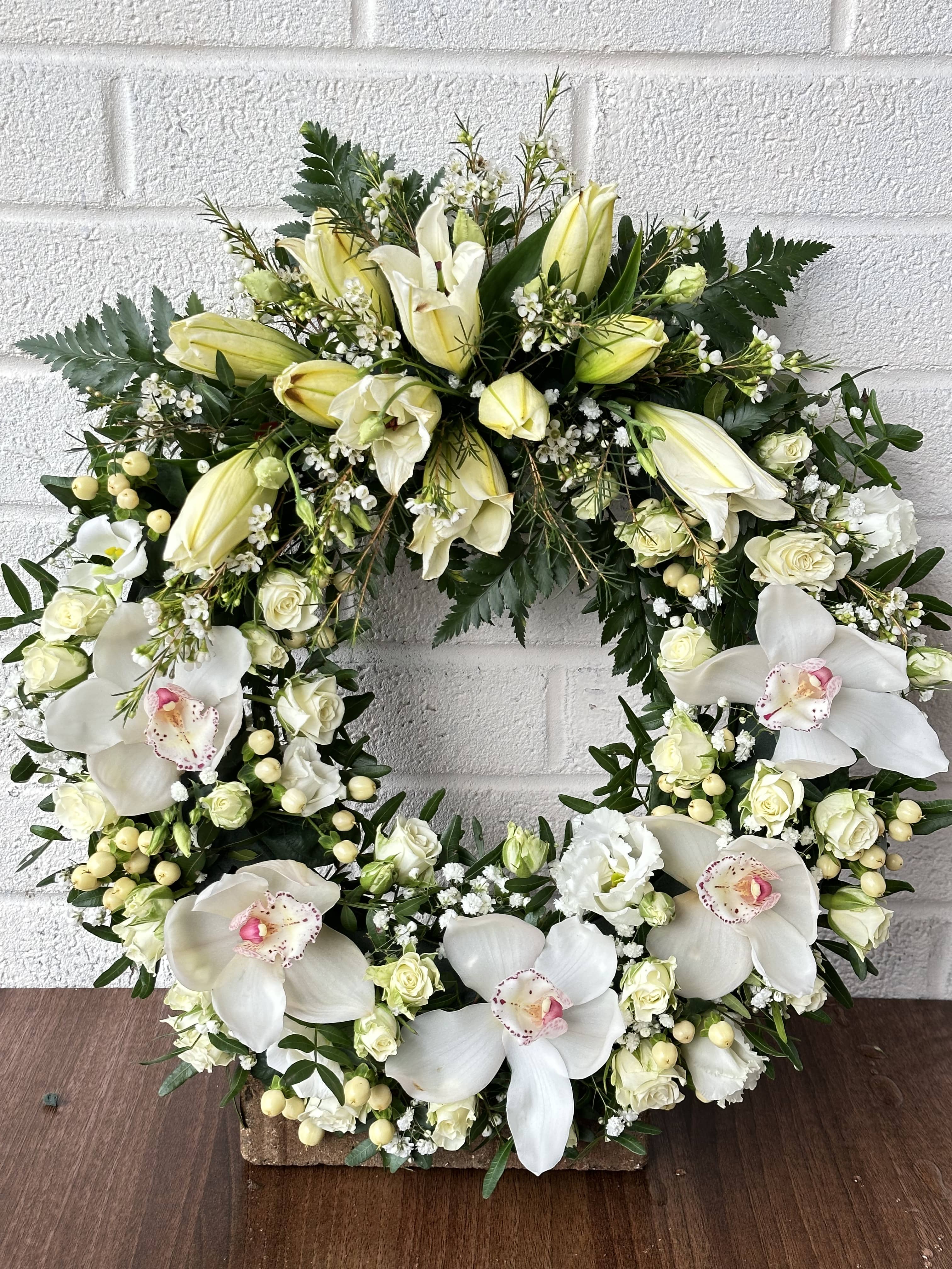 Friendly White Wreath